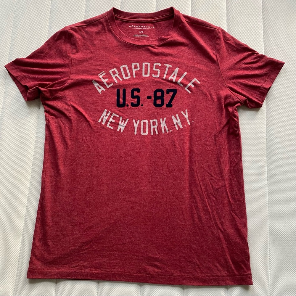 Aeropostale Men's Burgundy Graphic Crewneck Tee - U.S. 87